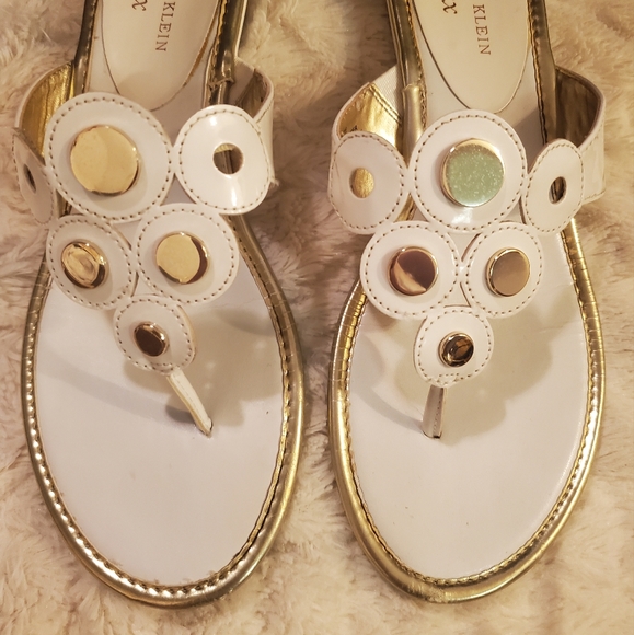 AK Anne Klein Achazie Thong Sandals in White and Gold - Picture 3 of 11